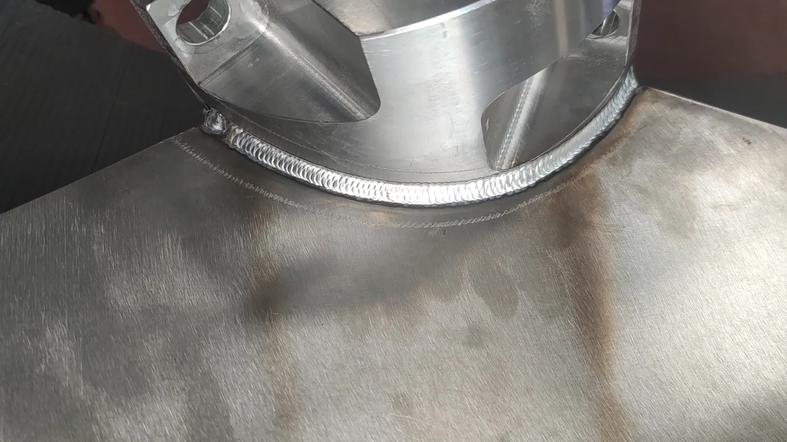 Cordón de soldadura TIG en una pieza mecanizada